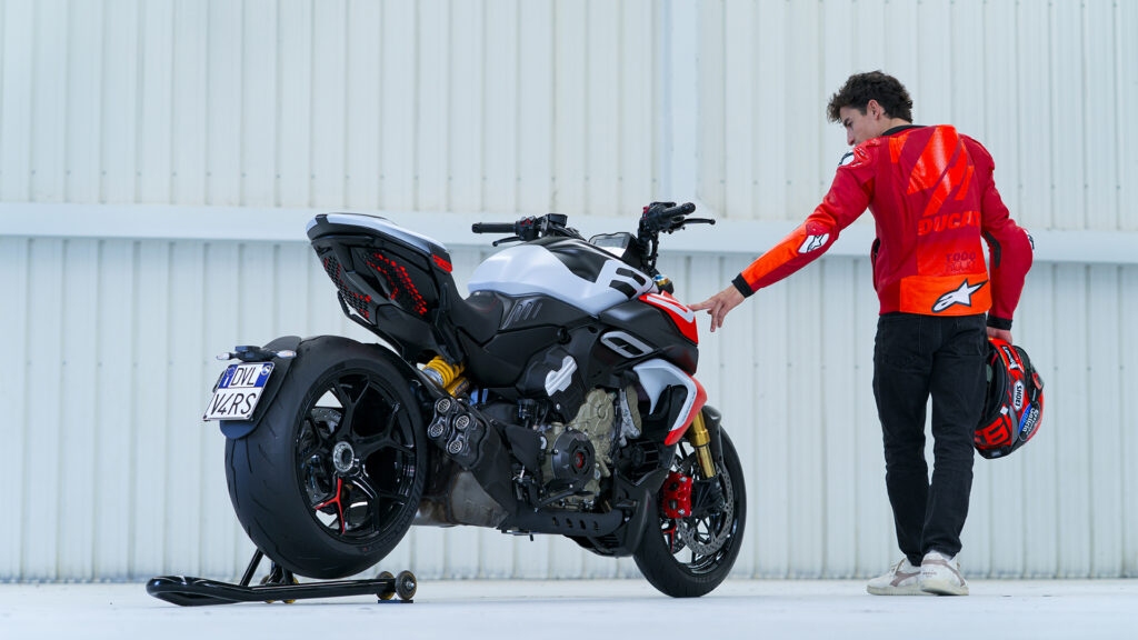 Diavel-V4-RS-overview-gallery-mosaic-1920x1080-06