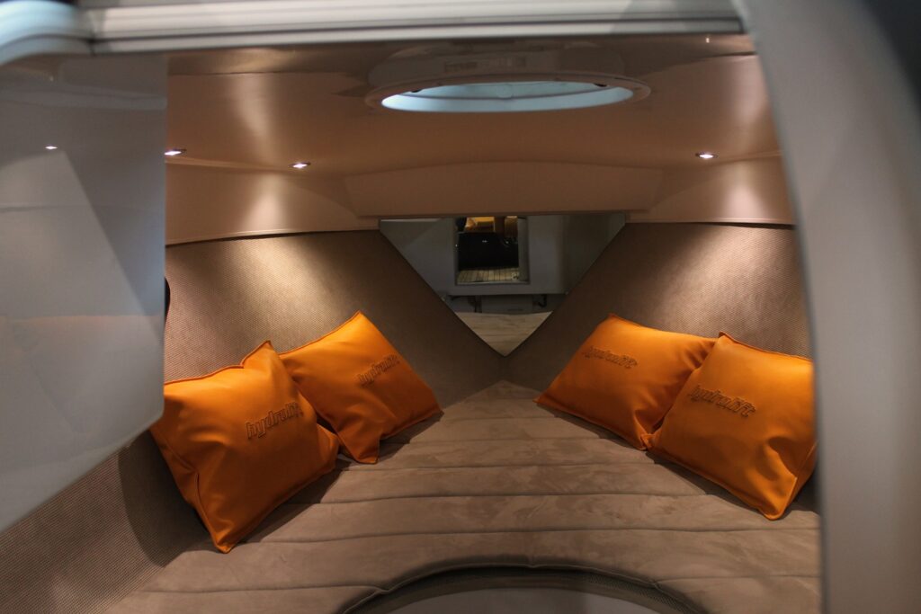 Hydrolift_C32SUNRR_cabin_3