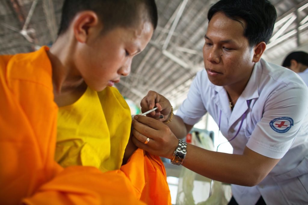 a kid getting vaccinated
